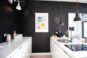 Kuchyňa alebo kuchynka v ubytovaní Qbik Loft Modern Apartment