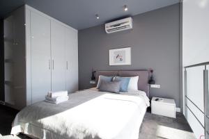 Posteľ alebo postele v izbe v ubytovaní Qbik Loft Modern Apartment