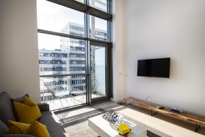 Televízia a/alebo spoločenská miestnosť v ubytovaní Qbik Loft Modern Apartment