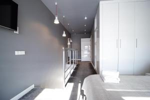 Televízia a/alebo spoločenská miestnosť v ubytovaní Qbik Loft Modern Apartment
