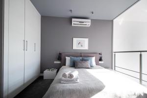 Posteľ alebo postele v izbe v ubytovaní Qbik Loft Modern Apartment