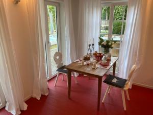een eetkamer met een tafel en stoelen en een raam bij Landhaus am Plattenbichl - Luxus Apartment mit Pool und Sauna - im Sommer Bergbahn inklusive in Oberstdorf