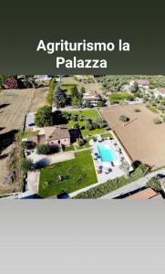 un collage de deux photos d'une maison avec une piscine dans l'établissement Agriturismo La Palazza, à Sala Consilina