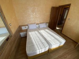 a pair of beds in a small room at Coziness and comfort in the Old Town in Veliko Tŭrnovo