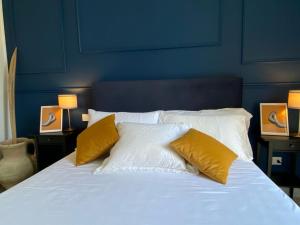 A bed or beds in a room at MONART HOSPITALITY Cavour