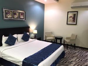 Cama o camas de una habitación en واحة النفل للشقق المخدومة -المصيف Wahat Al Nafil -Almasif- Serviced Apartments