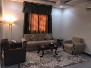 Zona de estar de واحة النفل للشقق المخدومة -المصيف Wahat Al Nafil -Almasif- Serviced Apartments