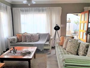 - un salon avec un canapé et une table basse dans l'établissement @Home in the East, à Pretoria