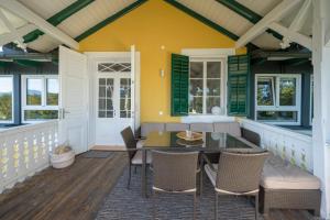 a screened porch with a table and chairs at Villa Bella Vista in Pörtschach am Wörthersee