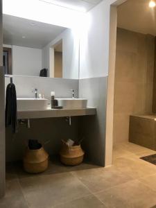 - Baño con 2 lavabos y 2 cestas en Chez Chloe, en Murillo de Gállego