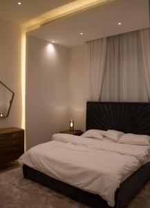 سرير أو أسرّة في غرفة في Luxurious villa