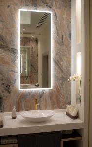 Luxurious villa في الرياض: حمام مع حوض ومرآة