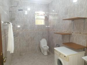 Koupelna v ubytování Karibuni palace mtwapa + 37 fotografií