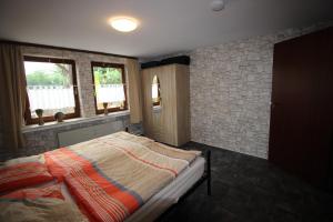 a bedroom with a bed and a window at Ferienwohnung Mira in Grebendorf