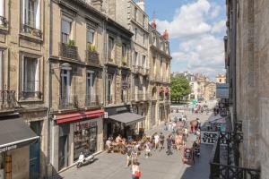 波爾多的住宿－Charmant logement - Gambetta - Cœur Historique Bordeaux，一群人沿着城市街道走着