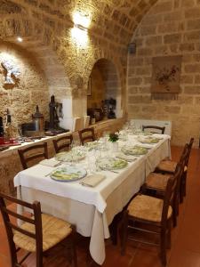 Reštaurácia alebo iné gastronomické zariadenie v ubytovaní Tenuta Patruno Perniola