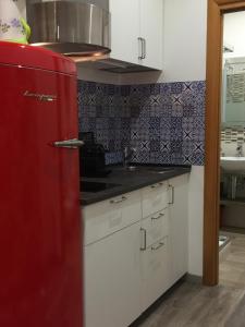 kuchnia z czerwoną lodówką w pokoju w obiekcie Ben's Houses - Trastevere apartment w Rzymie