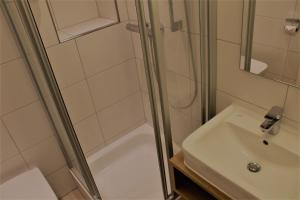 Koupelna v ubytování Hotel Eifelbräu + 23 fotografií