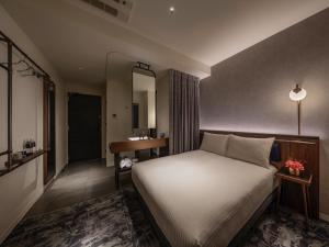 een slaapkamer met een bed, een bureau en een spiegel bij THE LIVELY HONMACHI OSAKA / Vacation STAY 76674 in Osaka