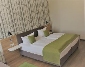 Postel nebo postele na pokoji v ubytování Hotel Eifelbräu