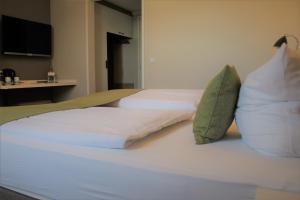Postel nebo postele na pokoji v ubytování Hotel Eifelbräu
