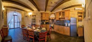 a kitchen with a table and chairs in a room at Villa Valletta in Żejtun