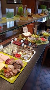un buffet con muchos tipos diferentes de comida a la vista en Gasthof Endres, en Allersberg