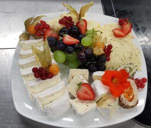 einen Teller mit Käse und Obst auf dem Tisch in der Unterkunft Gasthof Endres in Allersberg