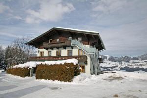 een gebouw met sneeuw op de grond ervoor bij Almliesl HOLL-304 in Hollersbach im Pinzgau