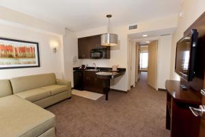 A seating area at Ramada Plaza by Wyndham Orlando Resort & Suites Intl Drive