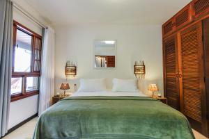 - une chambre avec un grand lit et un miroir dans l'établissement Atlantica Jungle Lodge, à Abraão