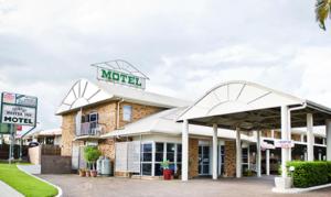 un hotel con un cartel delante en Gympie Muster Inn, en Gympie