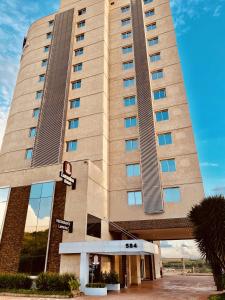 un edificio de hotel con un cartel delante en Lummina Barueri Alphaville, en Barueri