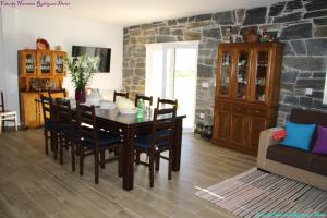 sala de estar con mesa de comedor y sillas en Atlie Moises, en Bragança