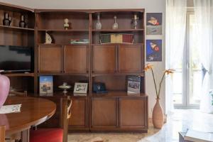 ein großes Bücherregal in einem Wohnzimmer in der Unterkunft Vista sul Tridente in Modena