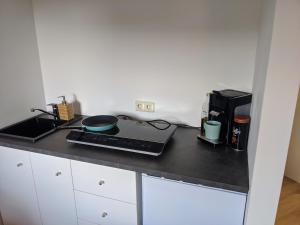 a kitchen counter with a stove and a coffee maker at Ideales Messe Appartment 15min Fahrtweg in Kirchheim unter Teck