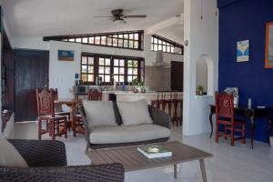 a living room with a couch and a table at Costera 171 · Guest House in Bacalar
