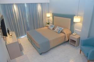 Кровать или кровати в номере Odysseus Hotel