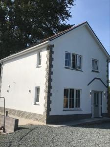 een groot wit huis met een oprit bij Haul y Bore in Aberystwyth
