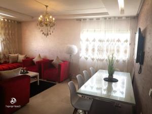 sala de estar con sofá rojo y mesa en Luxury apart in Fes monumental Exclusively for the family, en Fez