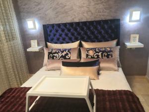 Een bed of bedden in een kamer bij Luxury apart in Fes monumental Exclusively for the family