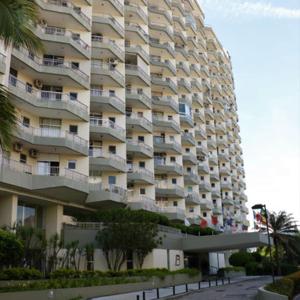 un gran edificio con balcones en un lateral en Barra Palace Hotel Residencia, en Río de Janeiro