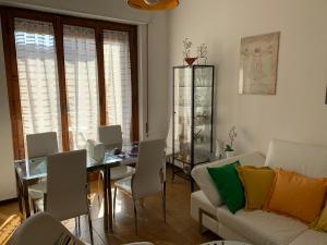 a living room with a couch and a table with chairs at Pampero & Catona House in Pisa