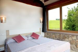 a bedroom with two beds and a window at Apartamentos Armua in Zugarramurdi