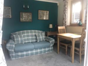uma sala de estar com um sofá e uma mesa em Carents House em Montacute