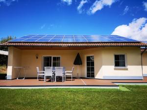 una casa con paneles solares en el techo en Hubertushof Eifel, en Schönbach