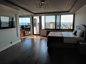 1 dormitorio con cama y ventanas grandes con vistas. en Fimka Hotel, en Estambul