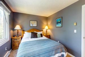 a bedroom with a large bed and two lamps at Scandinavian Lodge in Steamboat Springs