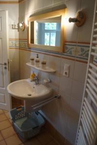 a bathroom with a sink and a mirror at Ferienwohnung in Drentwede in Drentwede