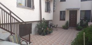 un patio con sillas y plantas junto a una casa en Ćukovac studios en Belgrado